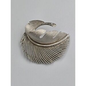 Vintage Lisner Brushed Silver tone Feather‎ Leaf Brooch pin